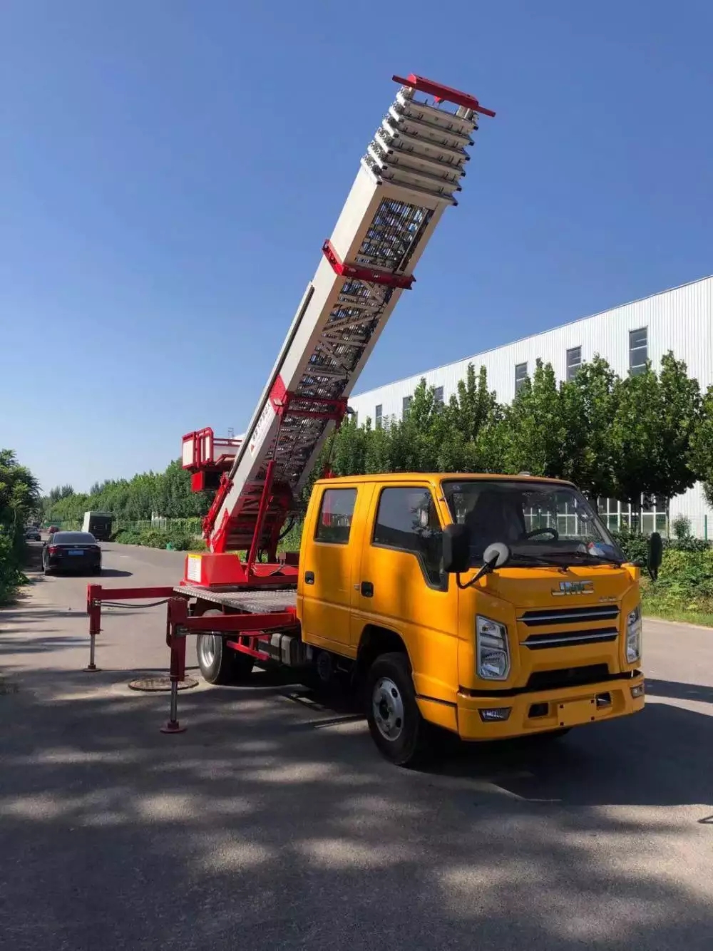 义马附近的云梯车出租服务：轻松解决高空作业需求